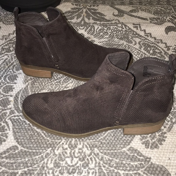 Dolce Vita Shoes - Cute brown Ankle booties!